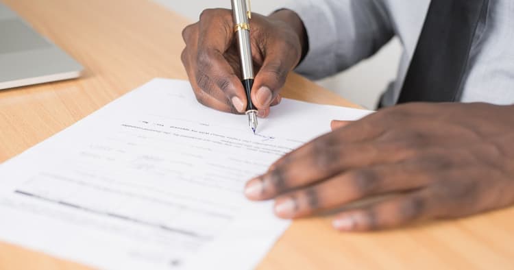 How to Make a Strong Offer on a House in 2026 (8 Winning Strategies)